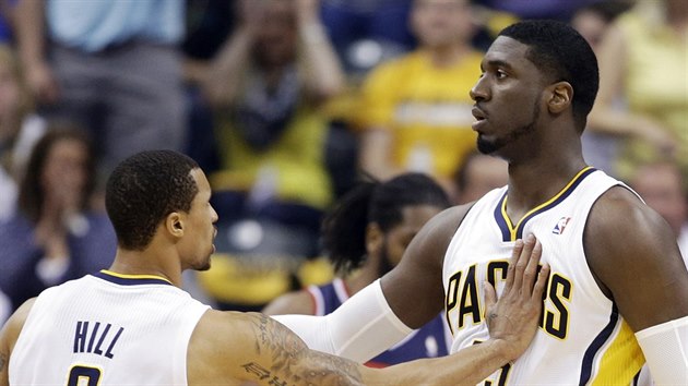 George Hill a Roy Hibbert z Indiany oslavuj ko v podn toho druhho.