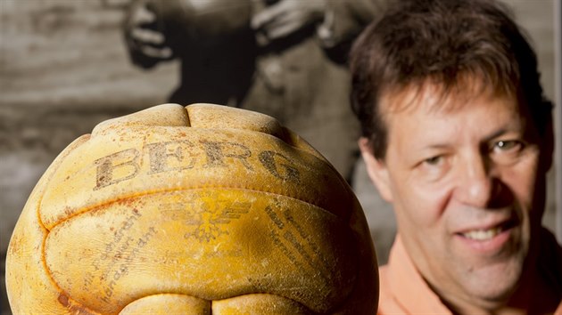 CENNÁ RELIKVIE. Mí, se kterým hráli basketbalisté olympijský turnaj v Berlín...