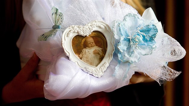 Fotografie z princových křtin podle které australská výtvarnice Selena Saxton vytvořila panenku.