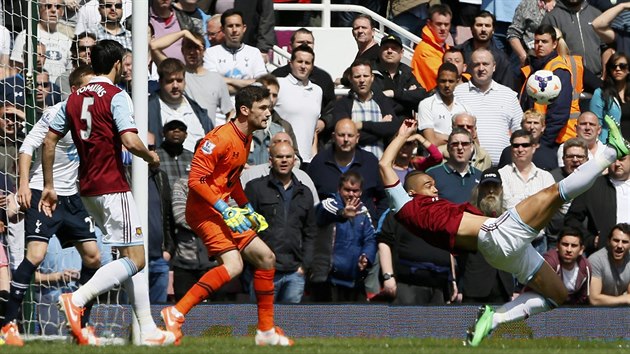 POKUS O NَKY. Winston Reid z West Hamu zkou pekonat glmana Tottenhamu Huga Llorise.