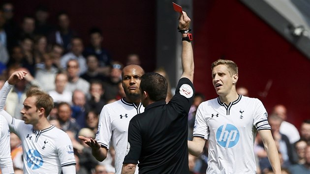 A VEN! Sud Phil Dowd nemilosrdn udl ervenou kartu Younesovi Kaboulovi (uprosted) z Tottenhamu v duelu proti West Hamu.