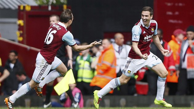 Stewart Downing (vpravo) z West Hamu euforicky slav trefu proti Tottenhamu.