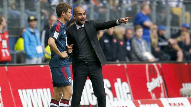 MUS͊ TO HRT TAKHLE. Kou Bayernu Mnichov Pep Guardiola (vpravo) udluje pokyny Thomasi Mllerovi bhem utkn s Hamburkem.