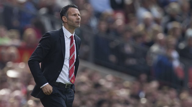 Prozatmn kou Manchesteru United Ryan Giggs sleduje sv svence v duelu proti Sunderlandu.