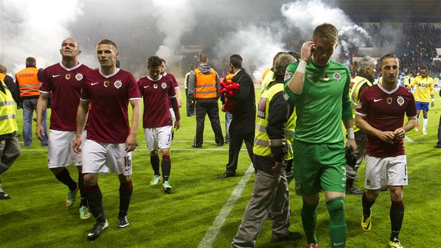 OSLAVY MUS POKAT. Sparant fotbalist prohrli v Teplicch 1:3, a tak si jet nemohou kat "misti". Stle existuje minimln ance, e by je mohla Plze pedehnat.