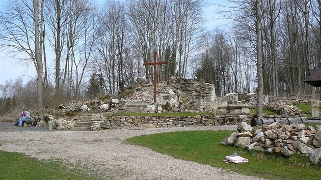 Citliv upraven rozvaliny kostela sv. Ji v Luin