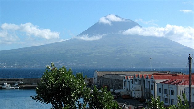 Ostrov Fayal. pohled na vulkán Pico