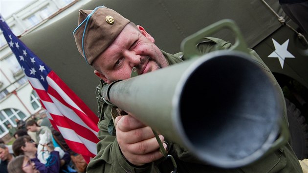 Ve Velichovk�ch si p�ipomn�li 69. v�ro�� americk� mise, kter� p�ivezla dokumenty o kapitulaci na velitelstv� n�meck� arm�dy St�ed.