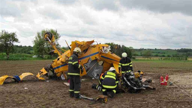 Práškovací letadlo Z-37 spadlo u Sebuče na Jaroměřsku, pilot utrpěl otřes mozku.