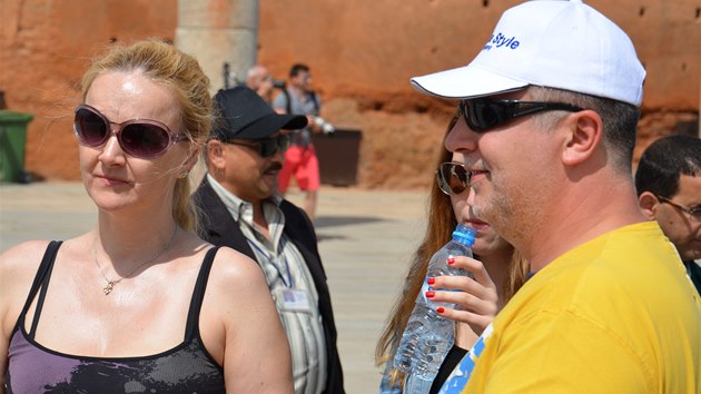 Linda Finkov a jej partner Milan Vees naslouchaj historickmu vkladu v marockm hlavnm mst Rabatu. 