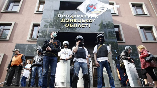 Obsazená prokuratura v Doněcku. Proruští demonstranti si rozebrali výzbroj policistů, kteří se museli vzdát (Doněck, 1. května 2014)