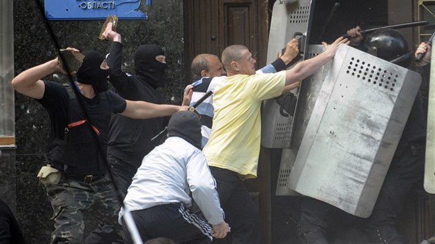 Střety před budovou státního zastupitelství v Doněcku (1. května 2014).