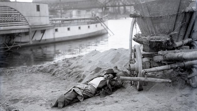 Rudolf Bruner-Dvořák, Spáč u řeky v Praze Smíchově, kolem 1900 (Z knihy Osobnosti fotografie v českých zemích do roku 1918)
