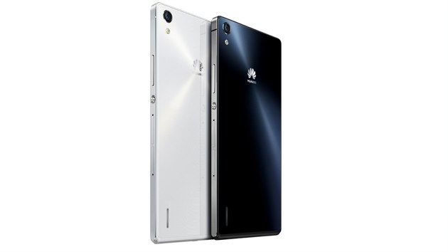 Zadn strana telefonu Huawei Ascend P7 v blm a ernm proveden