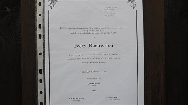Josef Rycht vyvsil na dvee domu v Uhnvsi parte zpvaky Ivety Bartoov (5. kvtna 2014).