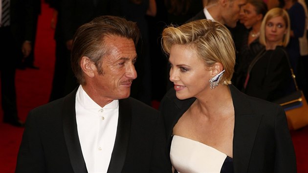 Sean Penn a Charlize Theronov (New York, 5. kvtna 2014)