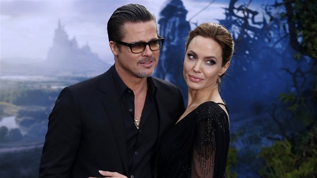 Brad Pitt a Angelina Jolie na speciln vstav kostm z filmu Zloba - Krlovna ern magie v Kensingtonskm palci (Londn, 8. kvtna 2014)