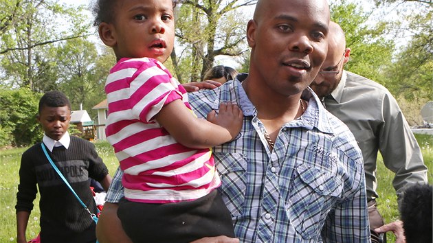 Cornealious "Mike" Anderson chov svou tletou dcerku. S rodinou se po deseti mscch shledal v pondl (5. 5. 2014).