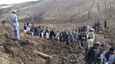 Afghán�tí vesni�ané na míst� masivního sesuvu p�dy v provincii Badach�án (3....