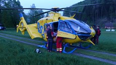 Na pomoc zran�né paraglidistce vyrazil i vrtulník záchraná��. Ti na míst�