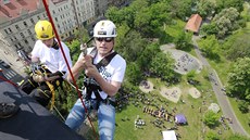 Zpvák Kamil Stihavka se na lan spustil z Nuselského mostu, aby podpoil...