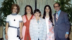 Hana Dubová (vlevo)  v USA s manelem, dcerami Janet a Ninou a synem Peterem....
