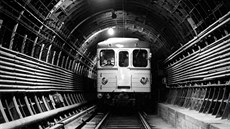Jeden z propagačních snímků vozu Ečs v tunelu tratě I.C, zde ještě bez...