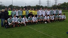 SLAVÍME SPOLE�N�. Hrá�i Civil Service (v bílém) a �AFC pózují p�ed vzájemným...