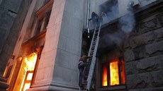 Lidé se snaí uniknout plamenm a koui v budov odborové organizace v Odse