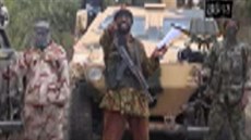 Záb�r z videa, na n�m� �éf islamist� z Boko Haram Abubakar Shekau p�iznává...