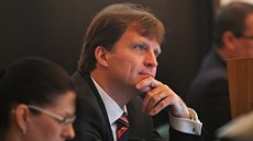 Ostravský primátor Petr Kajnar na poátku jednání zastupitelstva okoval nabídkou zkopírování zdvodnní obvinní lobbisty Martina Ddice.