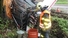 Velký problém byl s transformátorem, vyteklo z n�j dv� st� litr� oleje. (7.