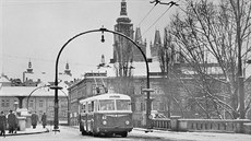 Zimní pohlednice Pražského mostu z přelomu 50. a 60. let s projíždějícím...