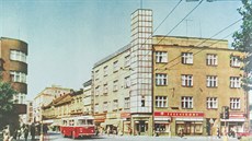 Pod "Skleněnou věží" na rohu Dukelské a Hořické ulice projíždí trolejbus Škoda...