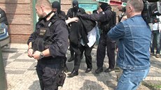 Zadr�ený lupi� v bance na Albertov�