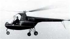 Frantiek Jana pi zkuebním letu vrtulníku XE-II-E poátkem padesátých let.