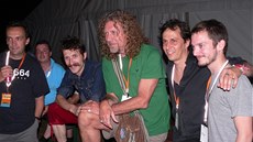 Colours of Ostrava 2006: Robert Plant a Justin Adams (zcela vlevo) s hudebníky