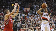 Damian Lillard z Portlandu st�ílí t�sn� p�ed koncem vít�zný ko� v utkání proti