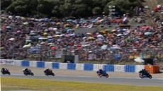Romano Fenati vede na okruhu v Jerezu závod Moto3.  