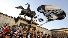 Fanoušci Juventusu slaví zisk titulu na Piazza San Carlo v Turíně. 