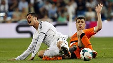 Cristiano Ronaldo z Realu Madrid (vlevo) úpí po zákroku Javiera Fuega z