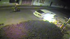 Mu�, který auto zapálil, kolem n�kolikrát projel na kole.