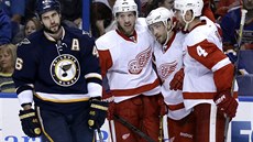 Zatímco Roman Polák (vlevo) ze St. Louis smutn� odjí�dí, Jakub Kindl (vpravo) z...