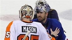 Je dobojováno. Branká Steve Mason (vlevo) z Philadelphie se zdraví s...