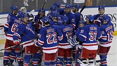 Postupová radost hokejist New York Rangers.