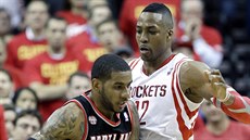LaMarcus Aldridge (vlevo) z Portlandu se sna�í prosadit p�es Dwighta Howarda z...