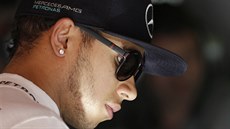Lewis Hamilton sleduje tréninkové jízdy ped Velkou cenou panlska,