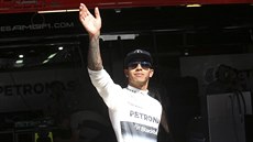 Lewis Hamilton zdraví diváky po tréninku na Velkou cenu Španělska.