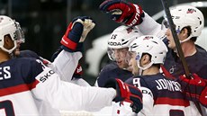 Amerití hokejisté se radují z gólu v duelu s Bloruskem.