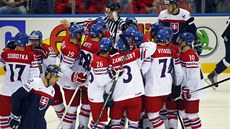 Čeští hokejisté se radují z vítězství nad Slovenskem.